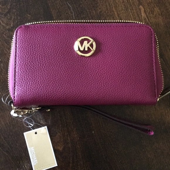 Michael Kors Handbags - NWT Michael Kors Fulton Wristlet